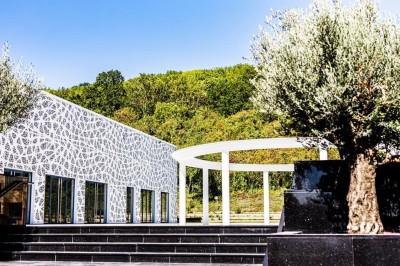 Miniature Location salle Neuilly-sur-Marne (Seine-Saint-Denis) - Le White #2 Texte alternatif : Logo avec l'inscription ’Le White’ en écriture manuscrite et ’Salon de réception’ en lettres capitales.