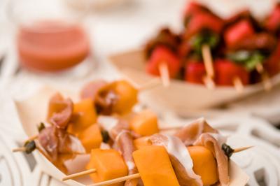 Miniature Location salle Le Bouscat (Gironde) - Maison Pavlov #9 Chambre d'hôtel avec lit double, tête de lit colorée, coin salon, lavabo éclairé et parquet en bois clair.