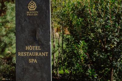 Miniature Location salle Le Bouscat (Gironde) - Maison Pavlov #3 Chambre d'hôtel avec lit double, tête de lit colorée, coin salon, lavabo éclairé et parquet en bois clair.