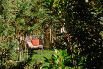 Miniature Location salle Le Bouscat (Gironde) - Maison Pavlov #7 Chambre d'hôtel avec lit double, tête de lit colorée, coin salon, lavabo éclairé et parquet en bois clair.