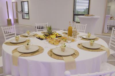 Des personnes assises assistent à une présentation dans une salle éclairée par des lumières violettes.