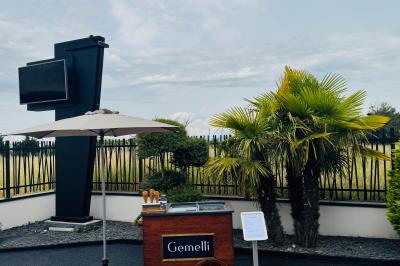 Des personnes assises assistent à une présentation dans une salle éclairée par des lumières violettes.