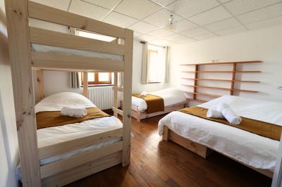 Plan d'une salle de réception avec photos des espaces aménagés, incluant cuisine, sanitaires et zones de repas.