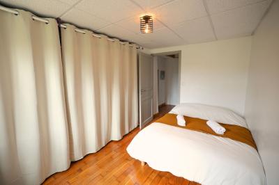 Plan d'une salle de réception avec photos des espaces aménagés, incluant cuisine, sanitaires et zones de repas.