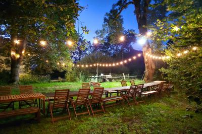 Plan d'une salle de réception avec photos des espaces aménagés, incluant cuisine, sanitaires et zones de repas.