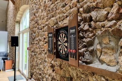 Plan d'une salle de réception avec photos des espaces aménagés, incluant cuisine, sanitaires et zones de repas.