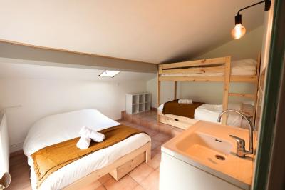 Plan d'une salle de réception avec photos des espaces aménagés, incluant cuisine, sanitaires et zones de repas.