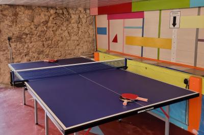 Plan d'une salle de réception avec photos des espaces aménagés, incluant cuisine, sanitaires et zones de repas.