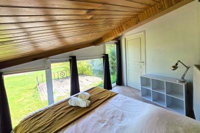 Plan d'une salle de réception avec photos des espaces aménagés, incluant cuisine, sanitaires et zones de repas.