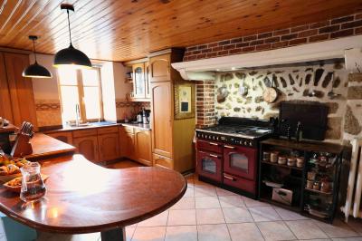 Plan d'une salle de réception avec photos des espaces aménagés, incluant cuisine, sanitaires et zones de repas.