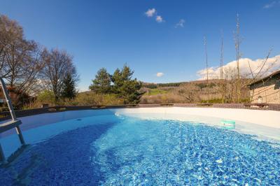 Plan d'une salle de réception avec photos des espaces aménagés, incluant cuisine, sanitaires et zones de repas.