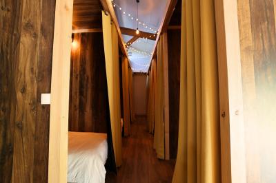 Plan d'une salle de réception avec photos des espaces aménagés, incluant cuisine, sanitaires et zones de repas.