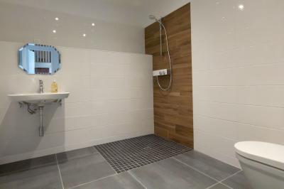 Plan d'une salle de réception avec photos des espaces aménagés, incluant cuisine, sanitaires et zones de repas.