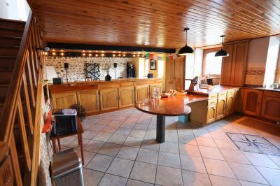 Plan d'une salle de réception avec photos des espaces aménagés, incluant cuisine, sanitaires et zones de repas.