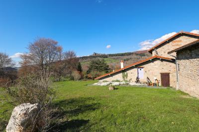 Plan d'une salle de réception avec photos des espaces aménagés, incluant cuisine, sanitaires et zones de repas.