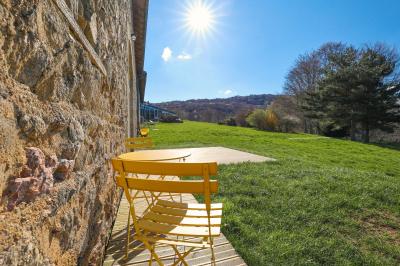 Plan d'une salle de réception avec photos des espaces aménagés, incluant cuisine, sanitaires et zones de repas.