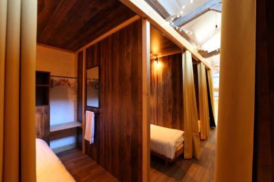 Plan d'une salle de réception avec photos des espaces aménagés, incluant cuisine, sanitaires et zones de repas.