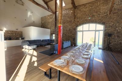 Plan d'une salle de réception avec photos des espaces aménagés, incluant cuisine, sanitaires et zones de repas.