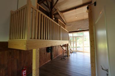 Plan d'une salle de réception avec photos des espaces aménagés, incluant cuisine, sanitaires et zones de repas.