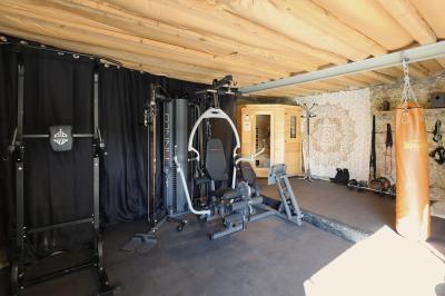 Plan d'une salle de réception avec photos des espaces aménagés, incluant cuisine, sanitaires et zones de repas.