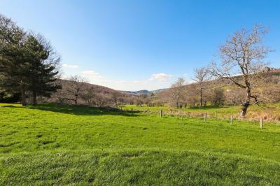 Plan d'une salle de réception avec photos des espaces aménagés, incluant cuisine, sanitaires et zones de repas.