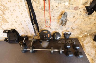 Plan d'une salle de réception avec photos des espaces aménagés, incluant cuisine, sanitaires et zones de repas.