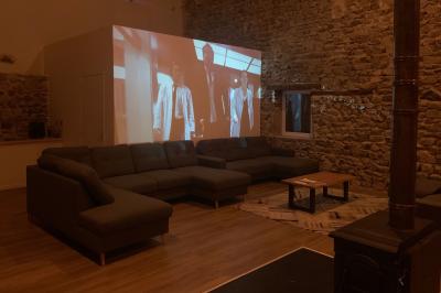 Plan d'une salle de réception avec photos des espaces aménagés, incluant cuisine, sanitaires et zones de repas.