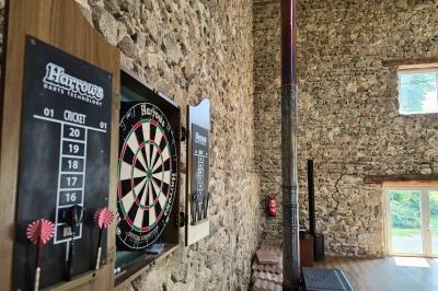 Plan d'une salle de réception avec photos des espaces aménagés, incluant cuisine, sanitaires et zones de repas.