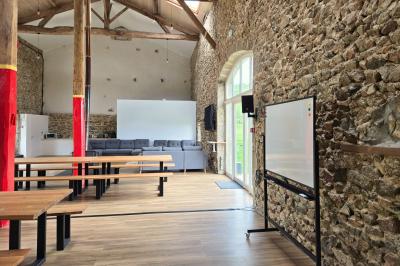 Plan d'une salle de réception avec photos des espaces aménagés, incluant cuisine, sanitaires et zones de repas.