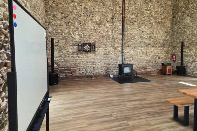 Plan d'une salle de réception avec photos des espaces aménagés, incluant cuisine, sanitaires et zones de repas.