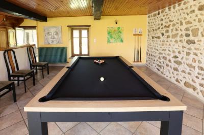 Plan d'une salle de réception avec photos des espaces aménagés, incluant cuisine, sanitaires et zones de repas.