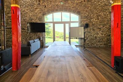 Plan d'une salle de réception avec photos des espaces aménagés, incluant cuisine, sanitaires et zones de repas.