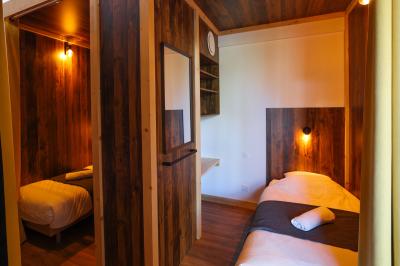 Plan d'une salle de réception avec photos des espaces aménagés, incluant cuisine, sanitaires et zones de repas.