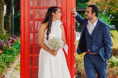 Un couple en tenue de mariage pose dans une forêt verdoyante, éclairée par une lumière douce.