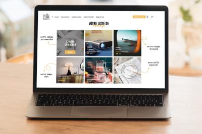 Miniature Mille et une Listes #2 Boîte en bois avec décorations florales blanches, inscription ’Merci’ et étiquette QR code fixée sur le dessus.