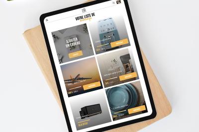 Miniature Mille et une Listes #5 Boîte en bois avec décorations florales blanches, inscription ’Merci’ et étiquette QR code fixée sur le dessus.