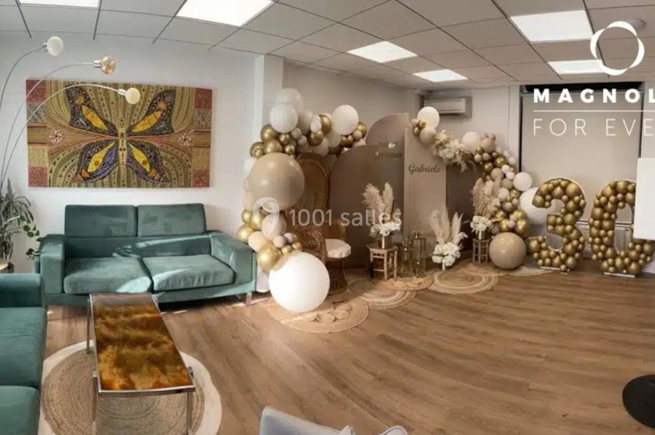 Décoration intérieure avec ballons dorés et blancs formant le chiffre 30, entourée de meubles modernes et plantes.