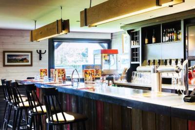 Entrée d'un restaurant avec une enseigne ’Buffalo Grill’ et une porte vitrée affichant des autocollants.