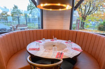 Entrée d'un restaurant avec une enseigne ’Buffalo Grill’ et une porte vitrée affichant des autocollants.