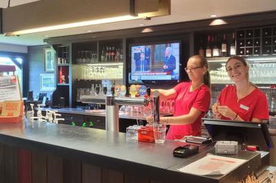 Entrée d'un restaurant avec une enseigne ’Buffalo Grill’ et une porte vitrée affichant des autocollants.