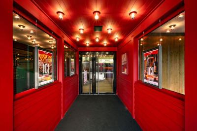 Entrée d'un restaurant avec une enseigne ’Buffalo Grill’ et une porte vitrée affichant des autocollants.