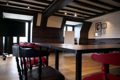 Entrée d'un restaurant avec une enseigne ’Buffalo Grill’ et une porte vitrée affichant des autocollants.