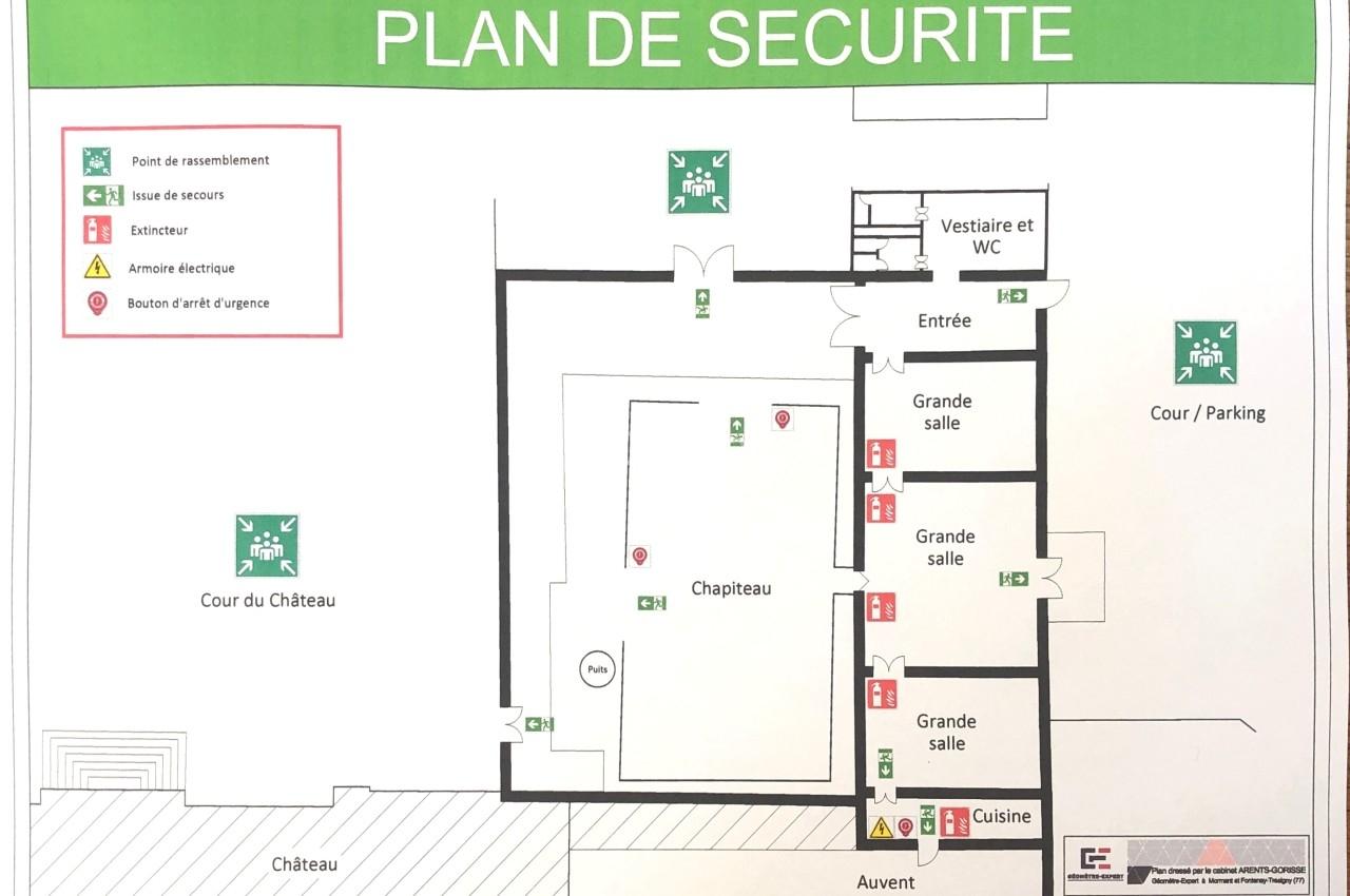 Plan de sécurité indiquant les issues de secours, points d'assemblée, extincteurs et autres équipements d'urgence.