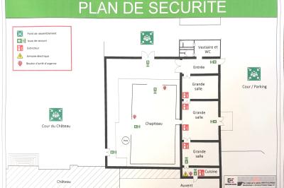 Salle de bain lumineuse avec baignoire, lavabo fleuri, miroirs, serviettes rouges et plafond peint en ciel nuageux.