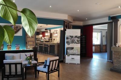 Viande en train de rôtir sur une broche au-dessus d'un barbecue en plein air, dans un jardin verdoyant.