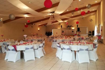 Bouteille de vin rouge Domaine Delaunay Anjou-Villages posée sur une table avec un morceau de pain au premier plan.