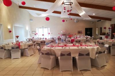 Bouteille de vin rouge Domaine Delaunay Anjou-Villages posée sur une table avec un morceau de pain au premier plan.