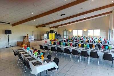 Bouteille de vin rouge Domaine Delaunay Anjou-Villages posée sur une table avec un morceau de pain au premier plan.