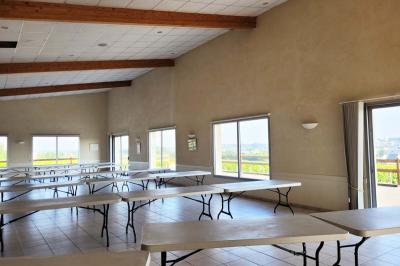 Bouteille de vin rouge Domaine Delaunay Anjou-Villages posée sur une table avec un morceau de pain au premier plan.