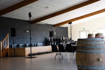 Bouteille de vin rouge Domaine Delaunay Anjou-Villages posée sur une table avec un morceau de pain au premier plan.